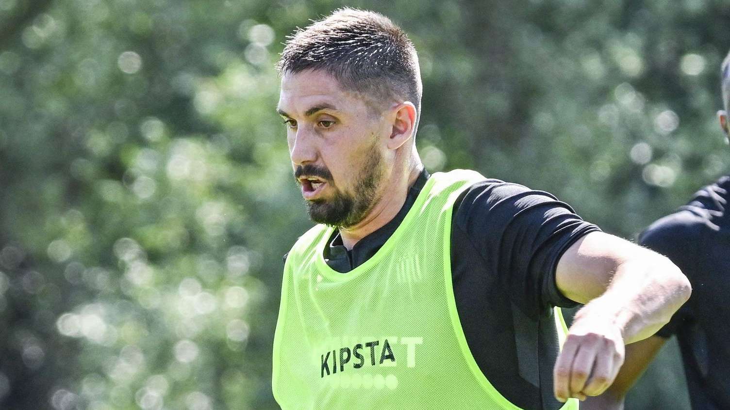 通过举行一 通过举行一